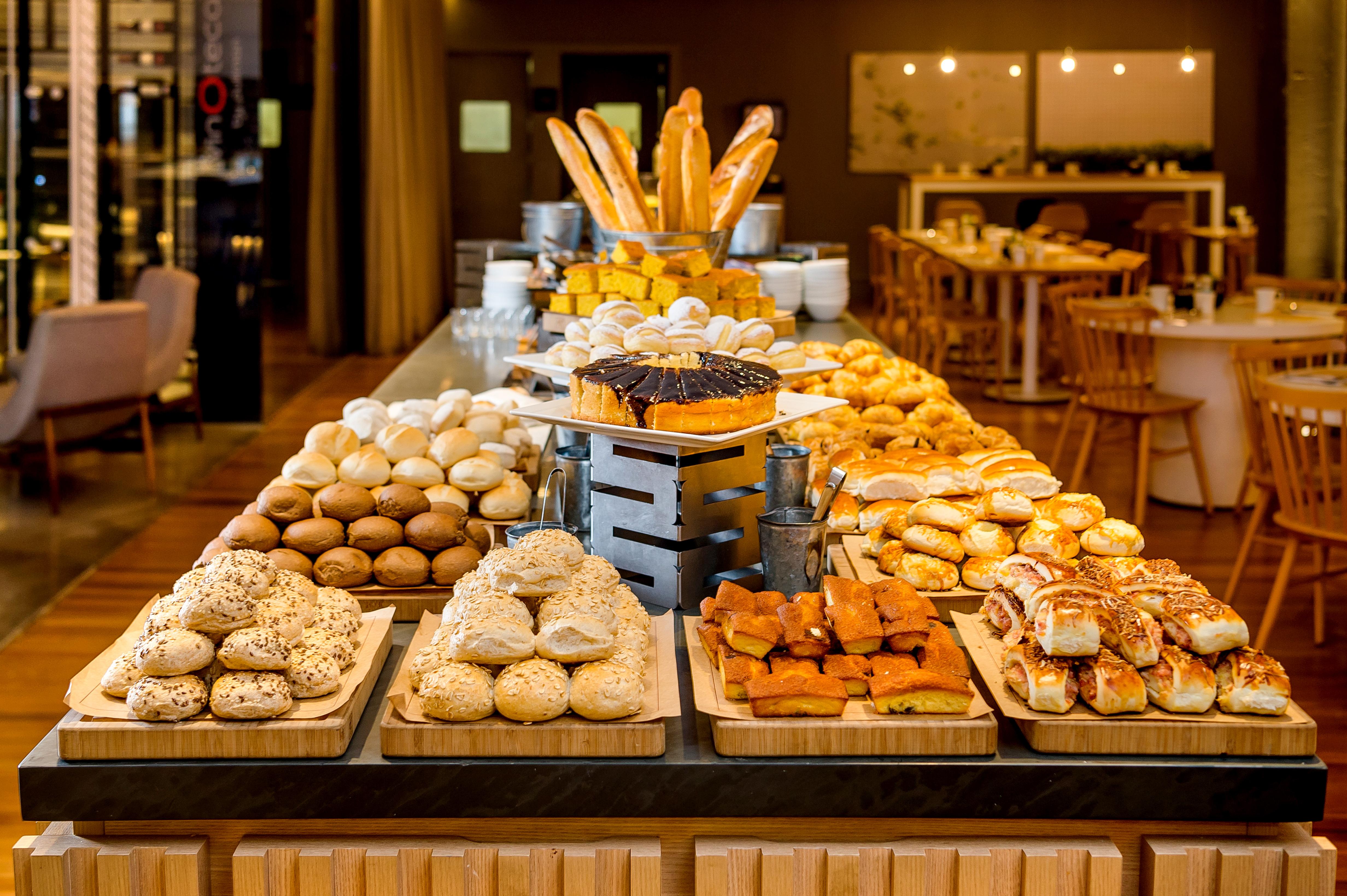 Pullman Sao Paulo Guarulhos Airport Otel Dış mekan fotoğraf A bread buffet at a hotel